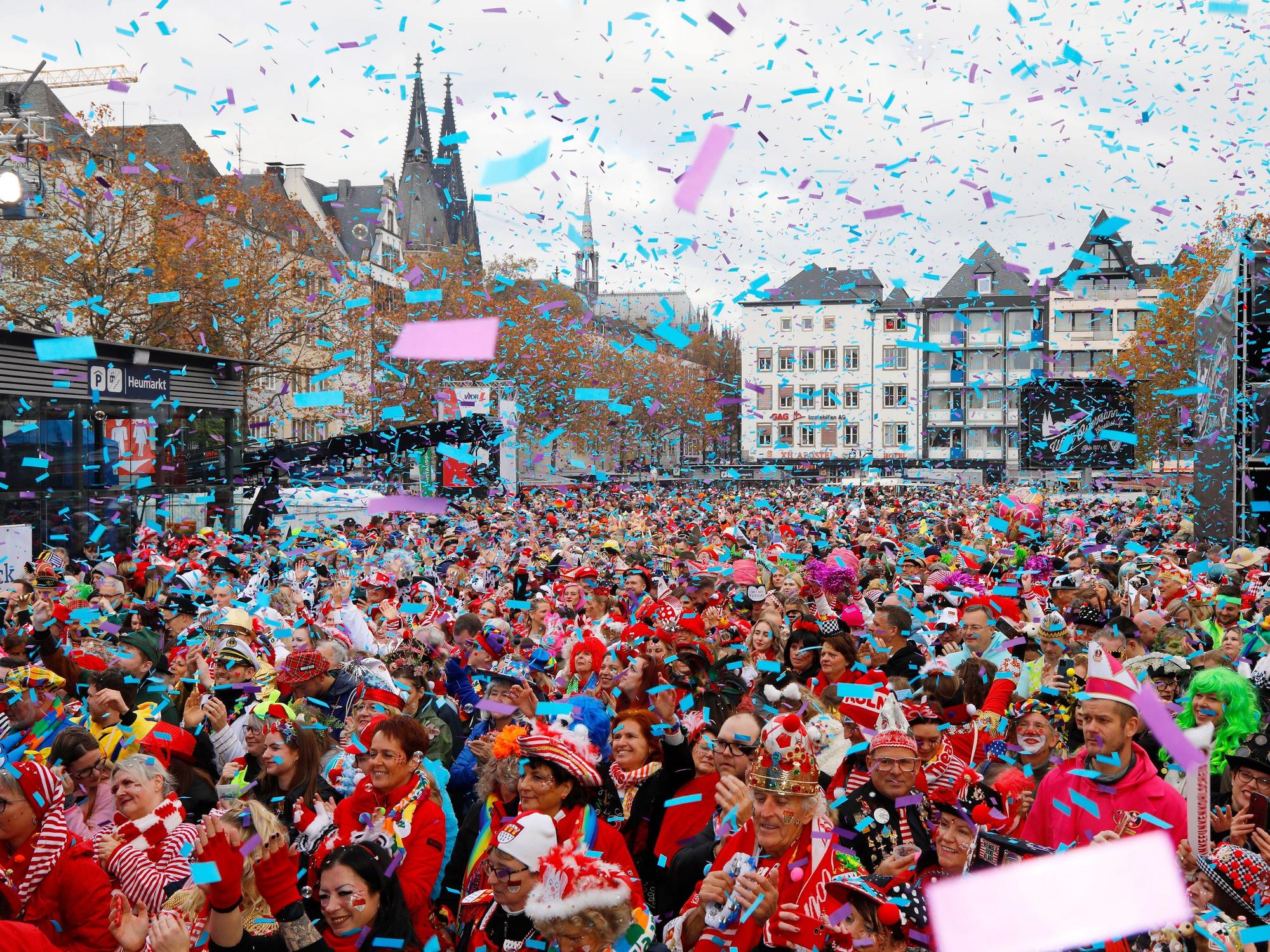 Der Auftakt zur Karnevalssession auf dem Heumarkt.