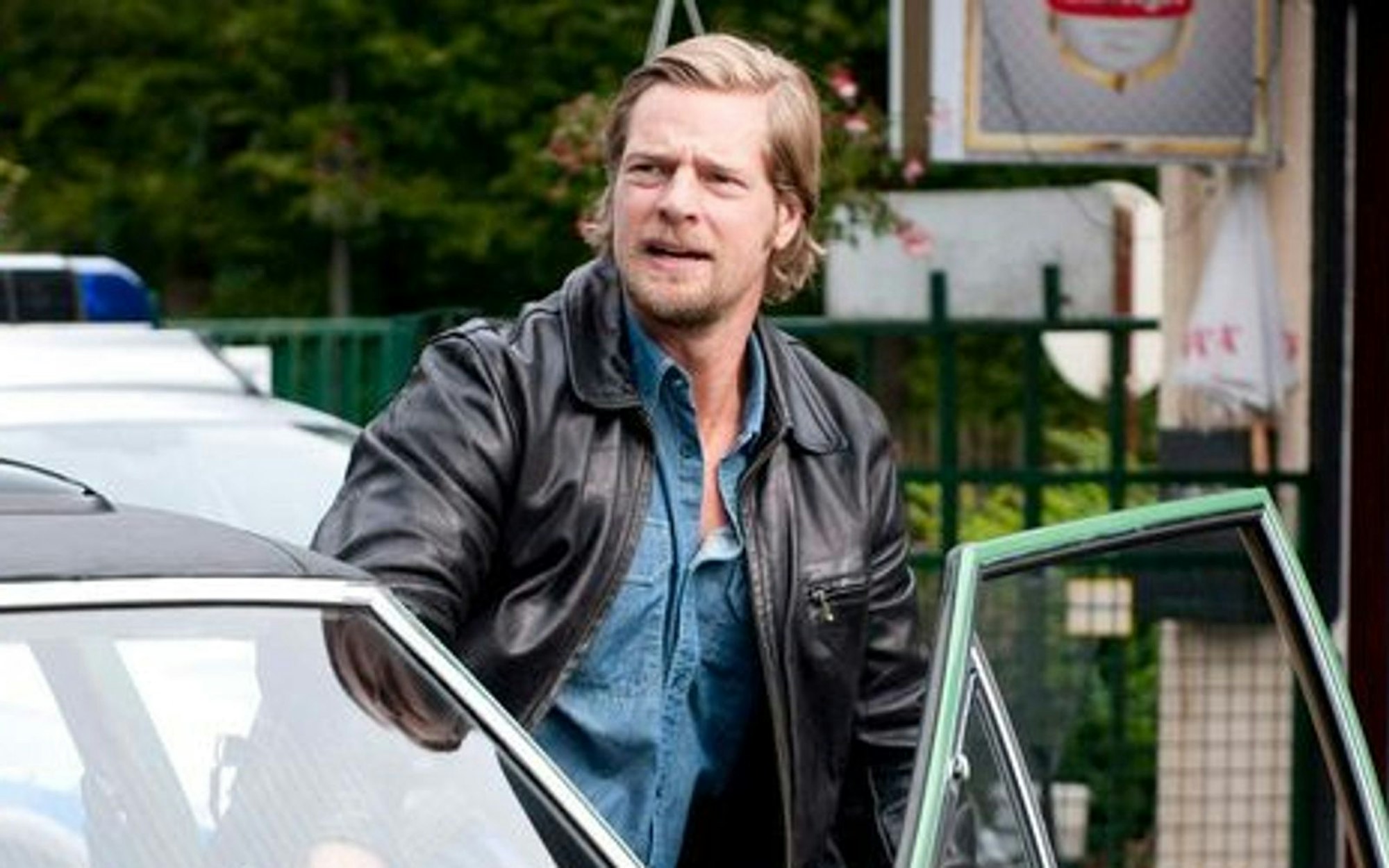 Mick Brisgaus „Geradlinigkeit“ schätzen wohl viele Fans, wie Henning Baum im Interview anlässlich des Starts der neuen, sechsten Staffel (ab Donnerstag, 31. Oktober, Prime Video und wöchentlich ab Montag, 24. November, 20.15 Uhr, SAT.1/Joyn), von seiner Kult-Rolle schwärmte. (Bild: SAT.1 / Martin Rottenkolber)