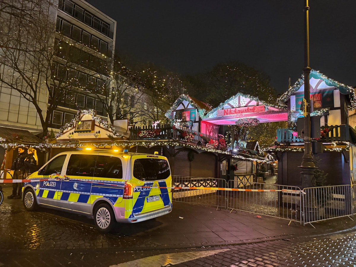 Einsatzkräfte der Polizei 2024 am Weihnachtsmarkt auf dem Rudolfplatz im Einsatz.
