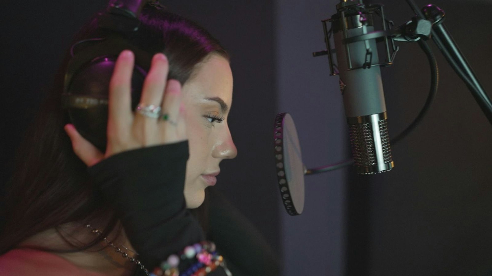 Die Sängerin Liän verarbeitete ihre traumatischen Erlebnisse durch die Beläastigung durch einen Mann in ihren Liedern, zum Beispiel „Nein = Nein“. (Bild: BR)