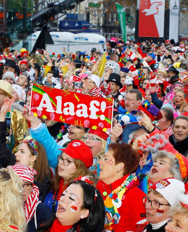 Auftakt zur Karnevalssession auf dem Heumarkt: Jecke feiern gemeinsam.