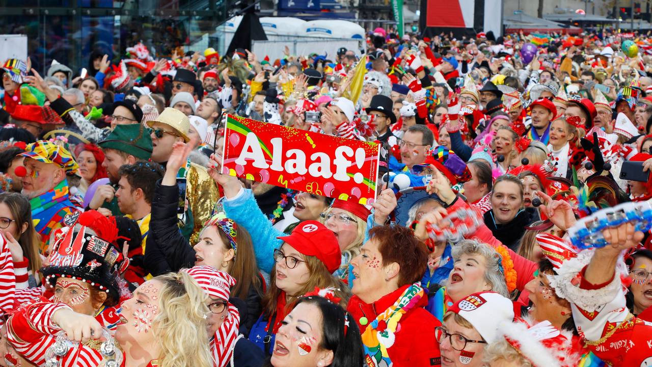 Auftakt zur Karnevalssession auf dem Heumarkt: Jecke feiern gemeinsam.