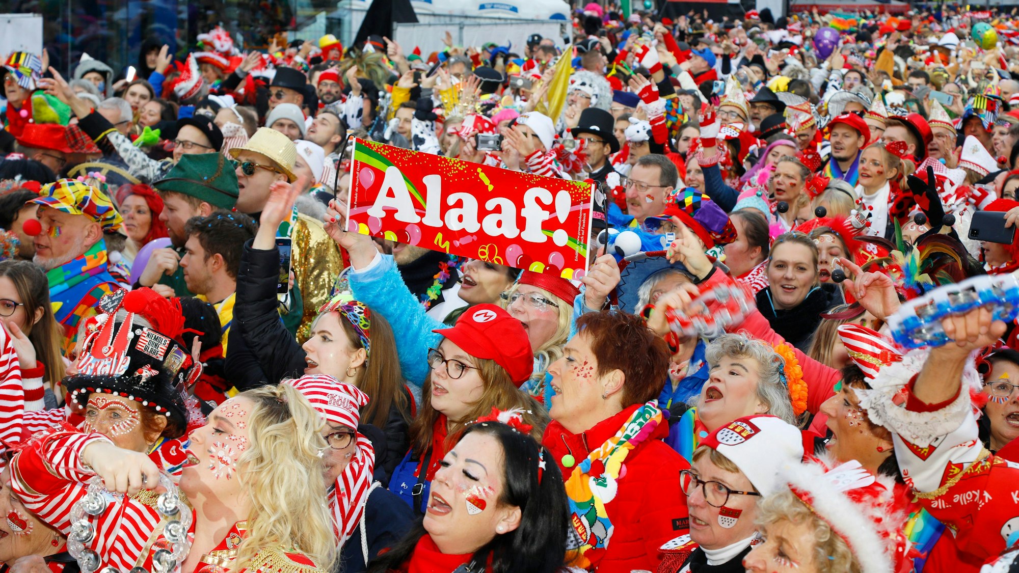 Auftakt zur Karnevalssession auf dem Heumarkt: Jecke feiern gemeinsam.