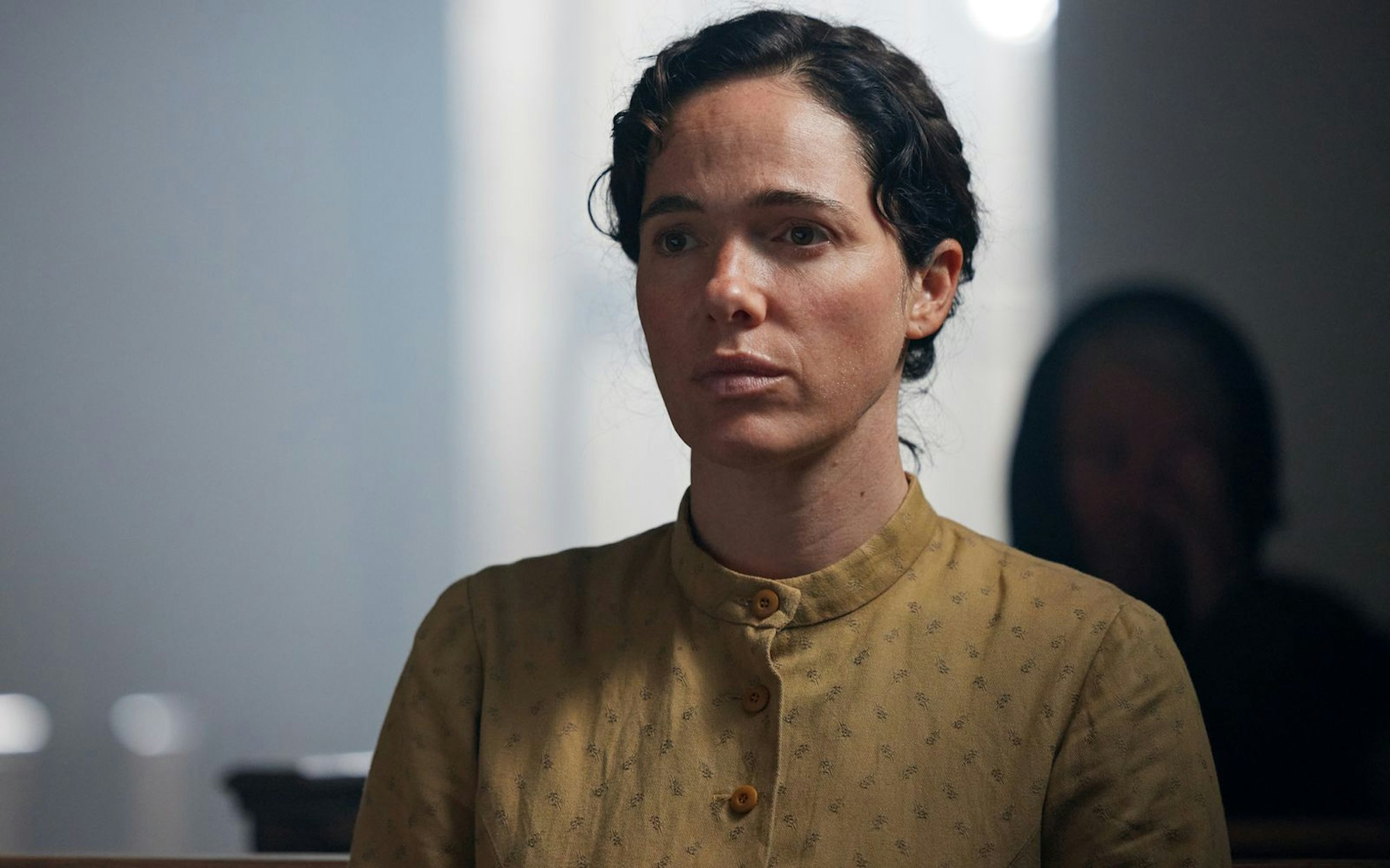 Elies (Verena Altenberger) erlebt den aufkommenden Faschismus in der bayerischen Provinz. Matti Geschonnecks Zweiteiler „Sturm kommt auf“ entstand nach Oskar Maria Grafs pazifistischem Roman „Unruhe um einen Friedfertigen“. (Bild: ZDF / Fabio Eppensteiner)