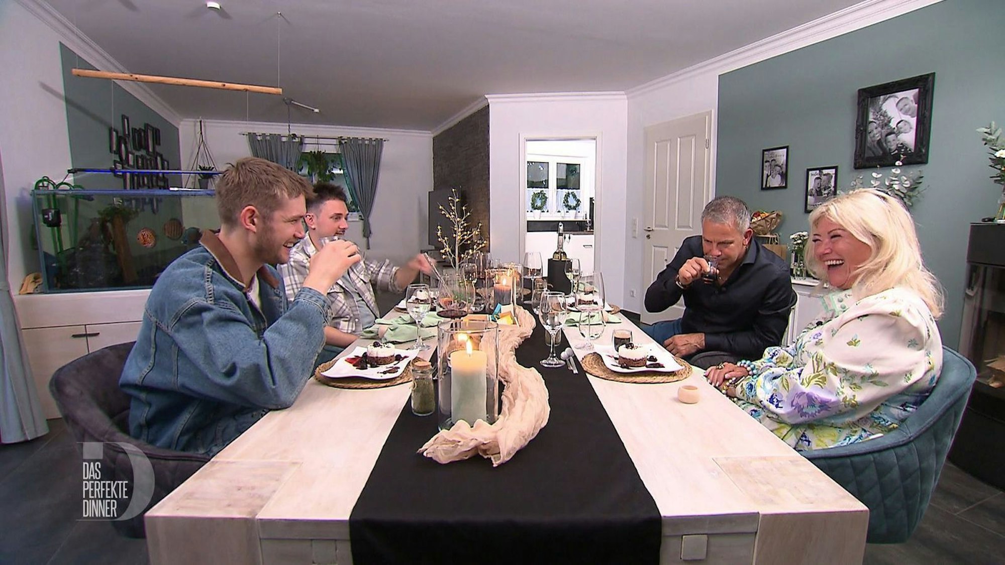 Das Schnäpschen zum Dessert lockert nochmal die Stimmung.
(Bild: RTL)