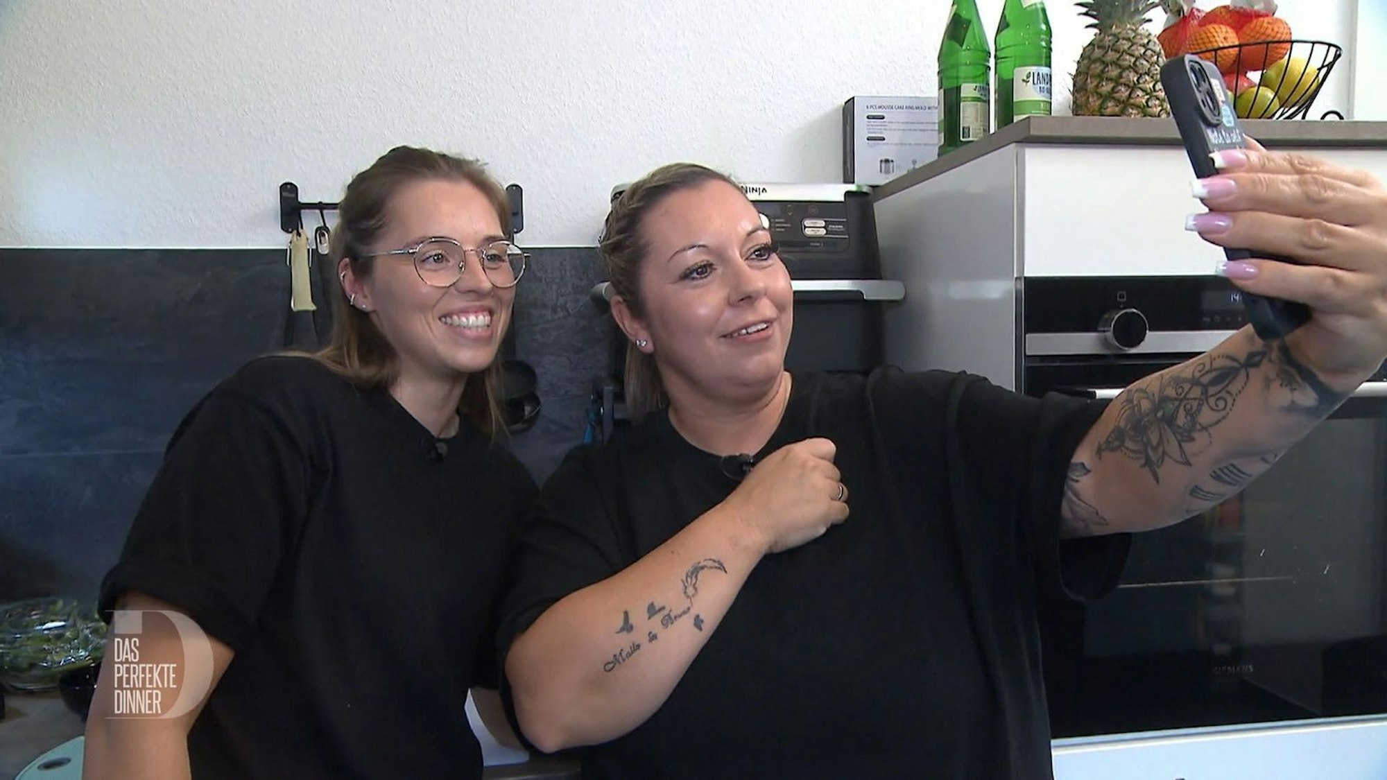 Steffi (rechts) will Janine (links) mit Morris verkuppeln, da kann ein Kennenlernen über Facetime ja nicht schaden.
(Bild: RTL)