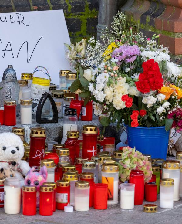 Vor der Marienkirche stehen Grablichter, Blumen und Plüschtiere im Gedenken an den achtjährigen Fabian.