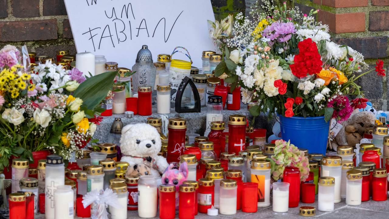 Vor der Marienkirche stehen Grablichter, Blumen und Plüschtiere im Gedenken an den achtjährigen Fabian.