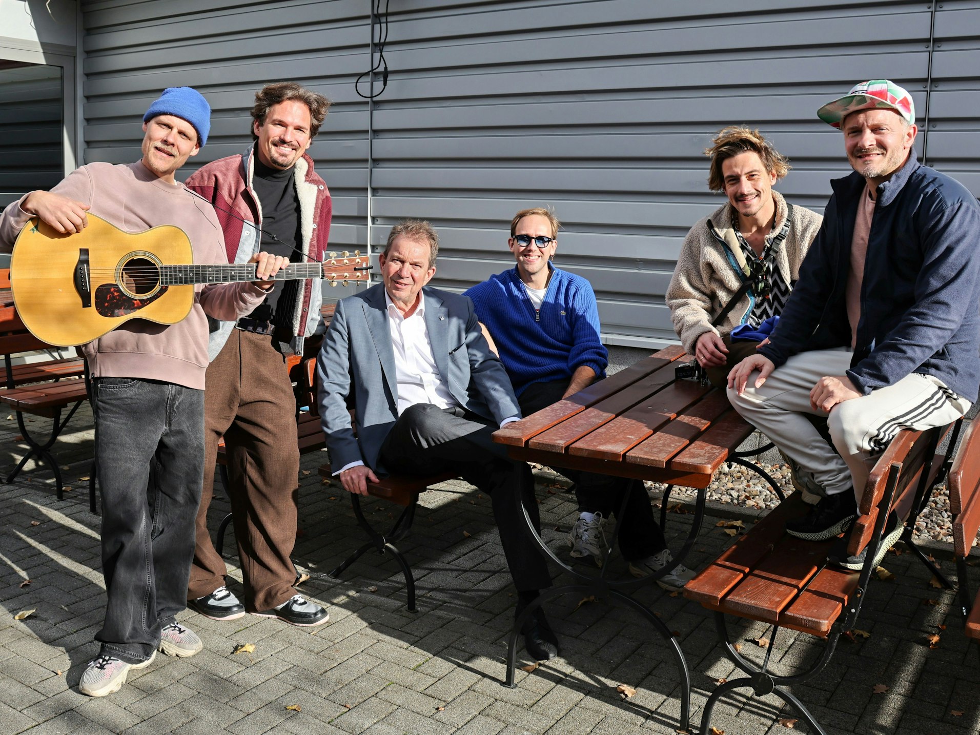 Die Band Cat Ballou sitzt mit Koelncongress-Geschäftsführer Ralf Nüsser zusammen.