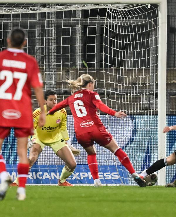 Sandra Jessen erzielt mit dem rechten Fuß ein Tor.