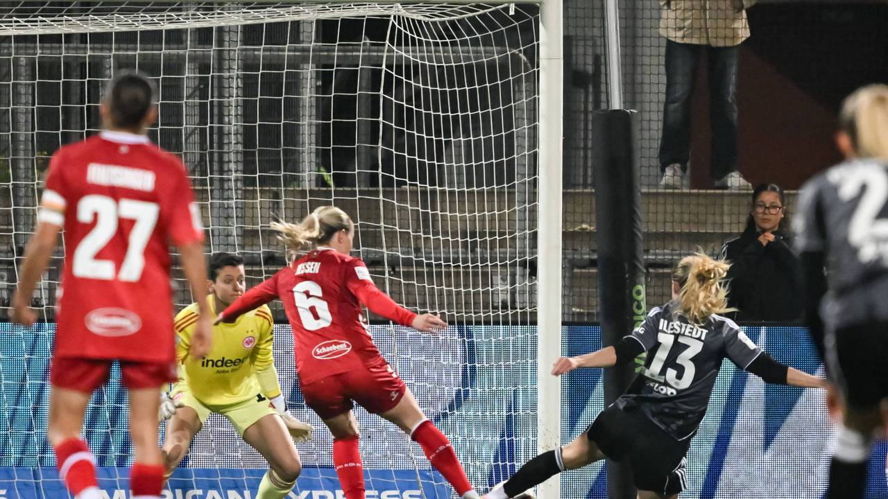 Sandra Jessen erzielt mit dem rechten Fuß ein Tor.