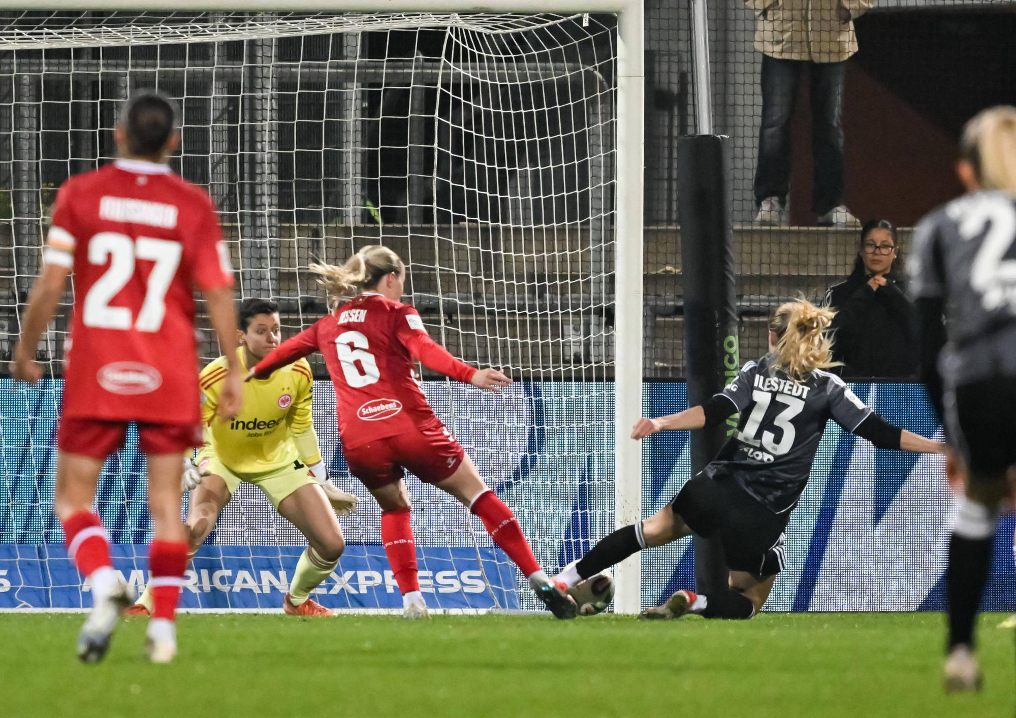 Sandra Jessen erzielt mit dem rechten Fuß ein Tor.