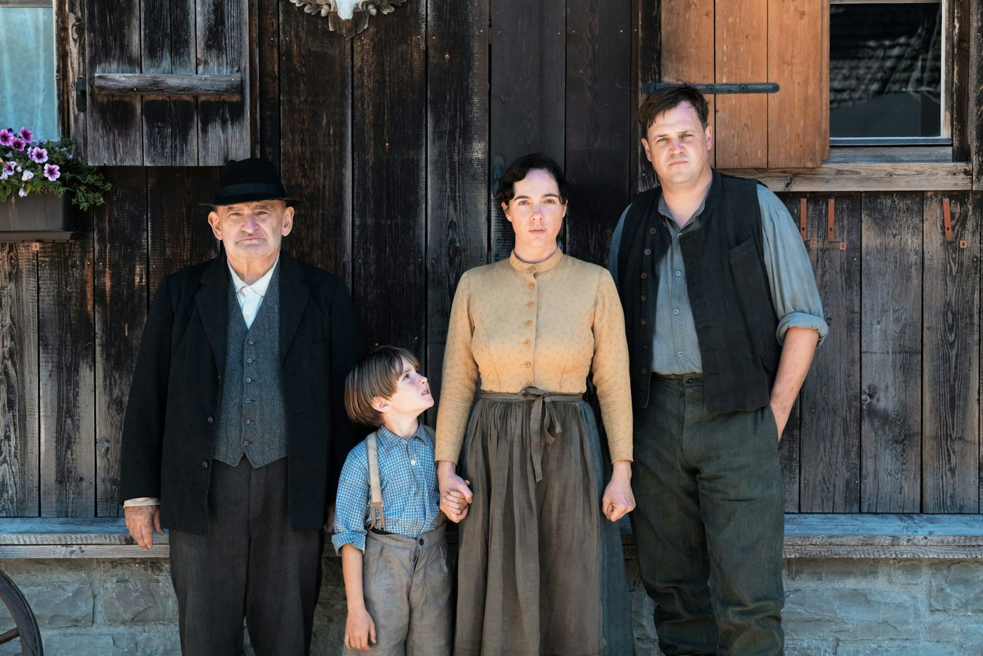 Die Heingeigers, von links: Vater Silvan (Sigi Zimmerschied), Enkel Russl (Max Jung), Tochter Elies (Verena Altenberger) und Sohn Silvan (Frederic Linkemann). Das rechte Gedankengut und die Boshaftigkeit des jüngeren Silvan bringt nicht nur in die Familie Angst und Schrecken. (Bild: ZDF/Mathias Bothor)