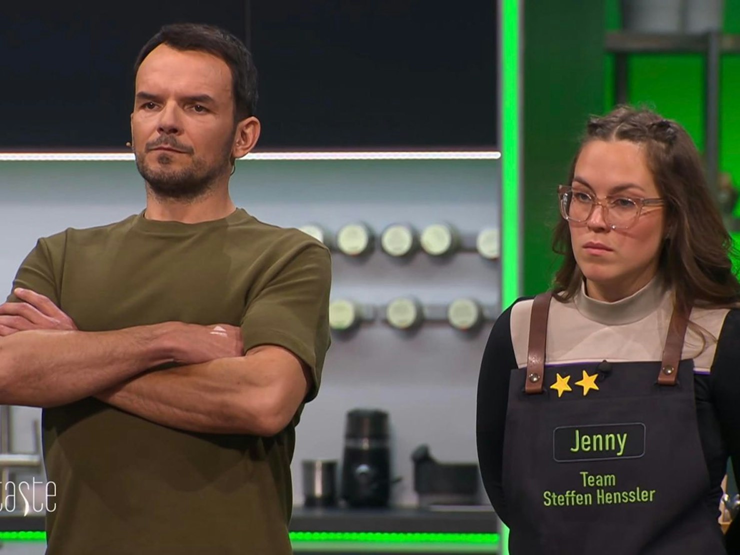 Zuletzt lief es richtig gut für Kandidatin Jenny. Doch diesmal misslingt ihr ein Steinbutt-Löffel. Der Schützling von Steffen Henssler steht plötzlich auf der Abschussliste ... (Bild: Joyn/Screenshot)