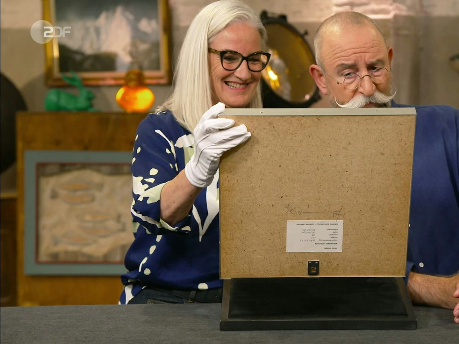 „Unvorteilhaft“ fand Horst Lichter ein „Bares für Rares“-Objekt, für das Experin Friederike Werner mehr Sinn hatte. (Bild: ZDF)