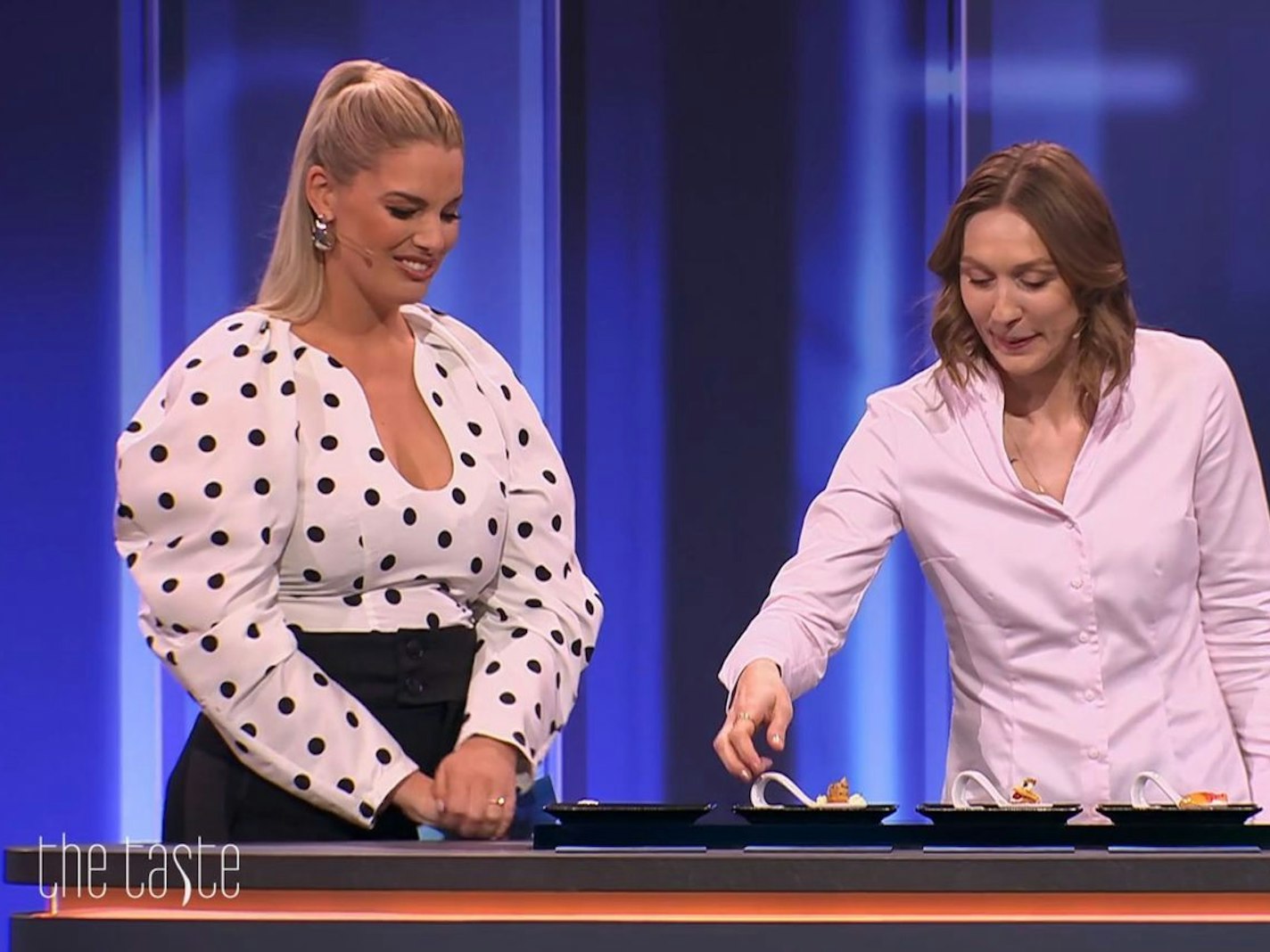 Nathalie Leblond (rechts, mit Moderatorin Angelina Kirsch) ist Küchenchefin im „Les Deux“ in München. Kein Wunder, dass sie die französische Küche liebt. Doch ihre Erwartungen an die Talente haben es in sich. (Bild: Joyn/Screenshot)