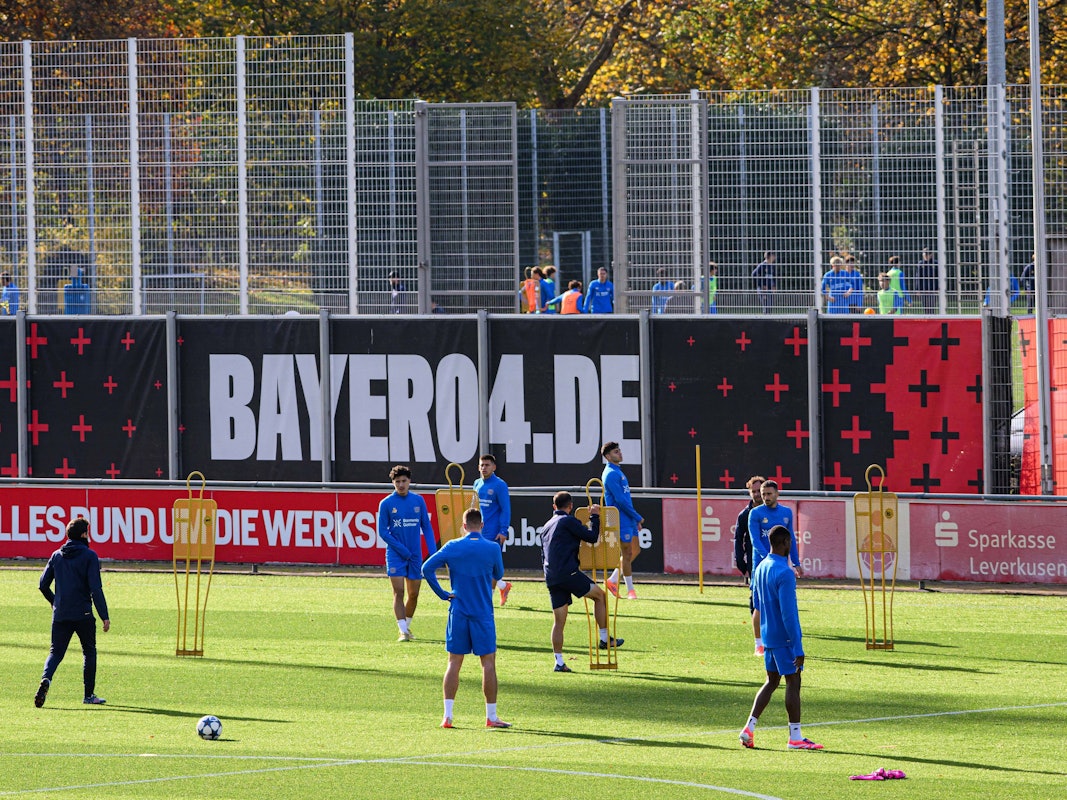 Leverkusen-Profis trainieren auf dem Trainingsplatz neben der BayArena.