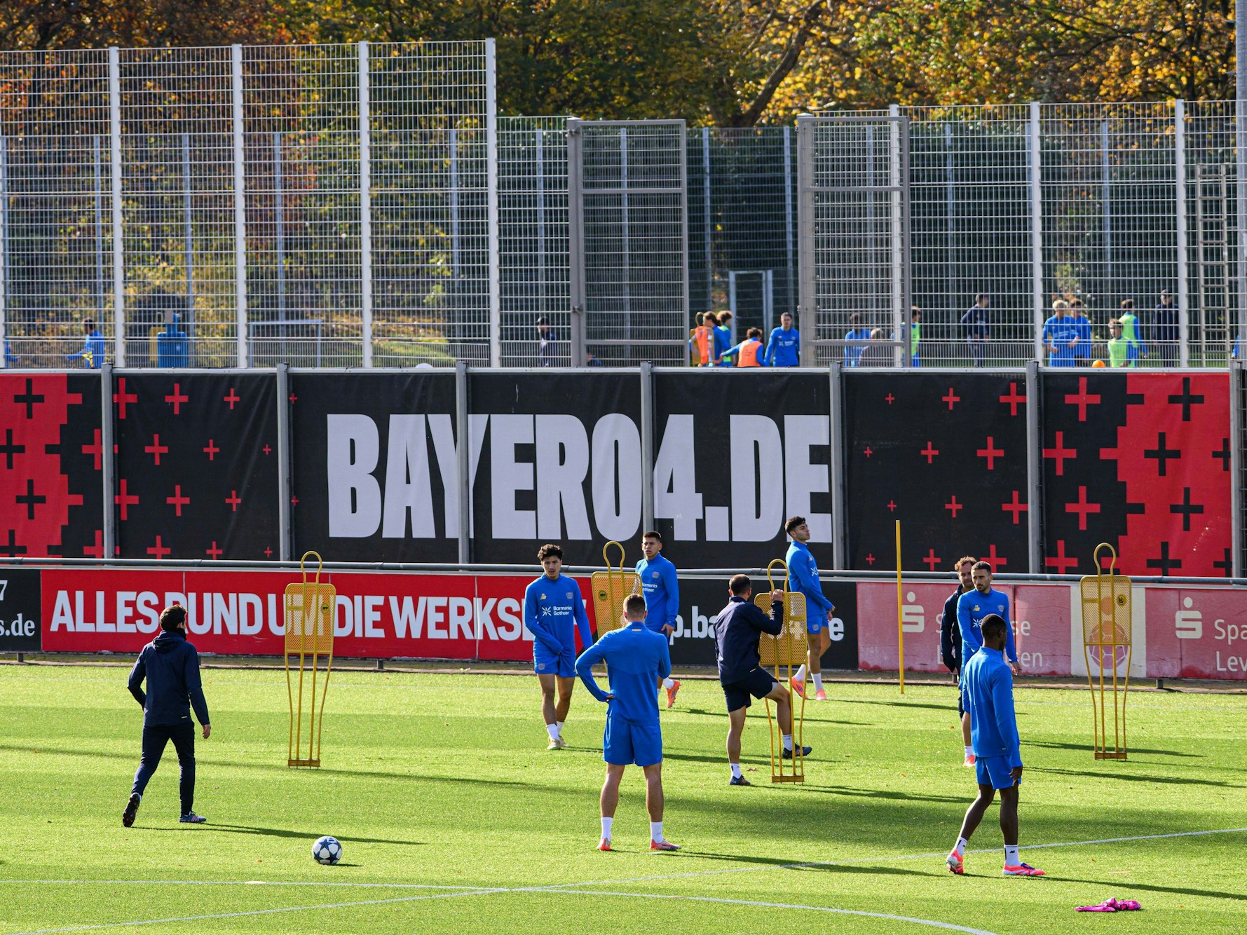 Leverkusen-Profis trainieren auf dem Trainingsplatz neben der BayArena.