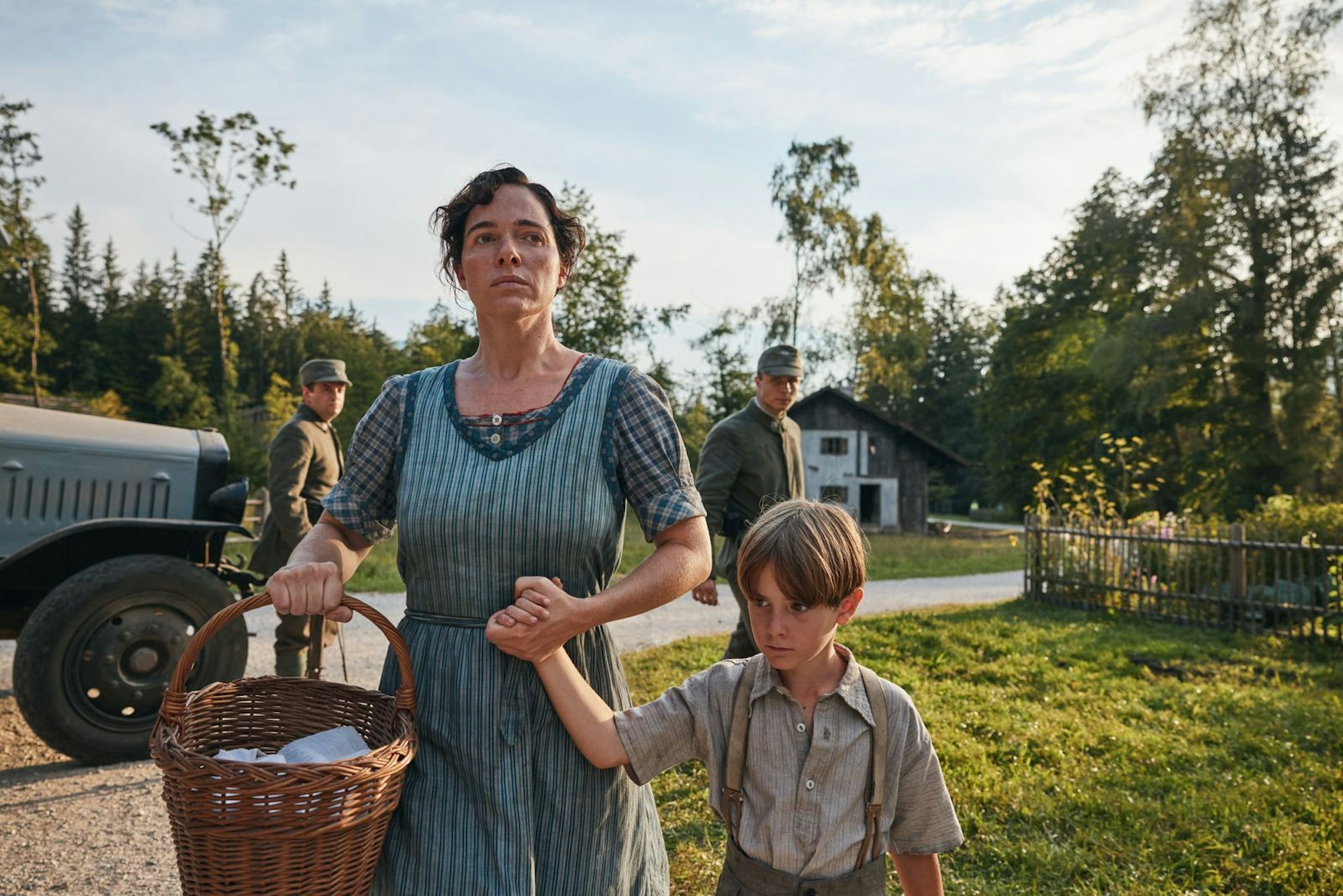 Die alleinerziehende Elies (Verena Altenberger) und ihr Sohn Russl (Max Jung) werden wegen der Identität von Russls Vater diskriminiert. (Bild: ZDF/Fabio Eppensteiner)