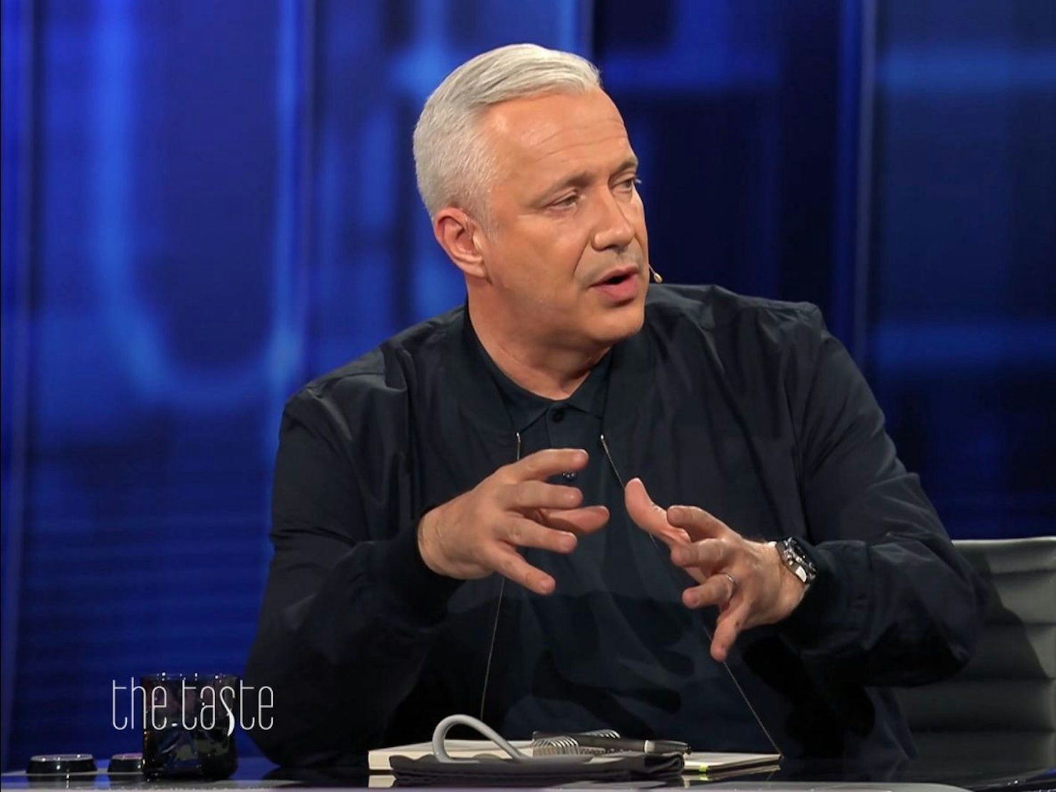 Alexander Herrmann haderte schon mit den Nordseekrabben. „Was stimmt mit euch nicht?“, fragt er lautstark. Ihm leuchtet auch nicht so recht ein, warum später eine Aufgabe rund um Nüsse absolviert werden soll. (Bild: Joyn/Screenshot)