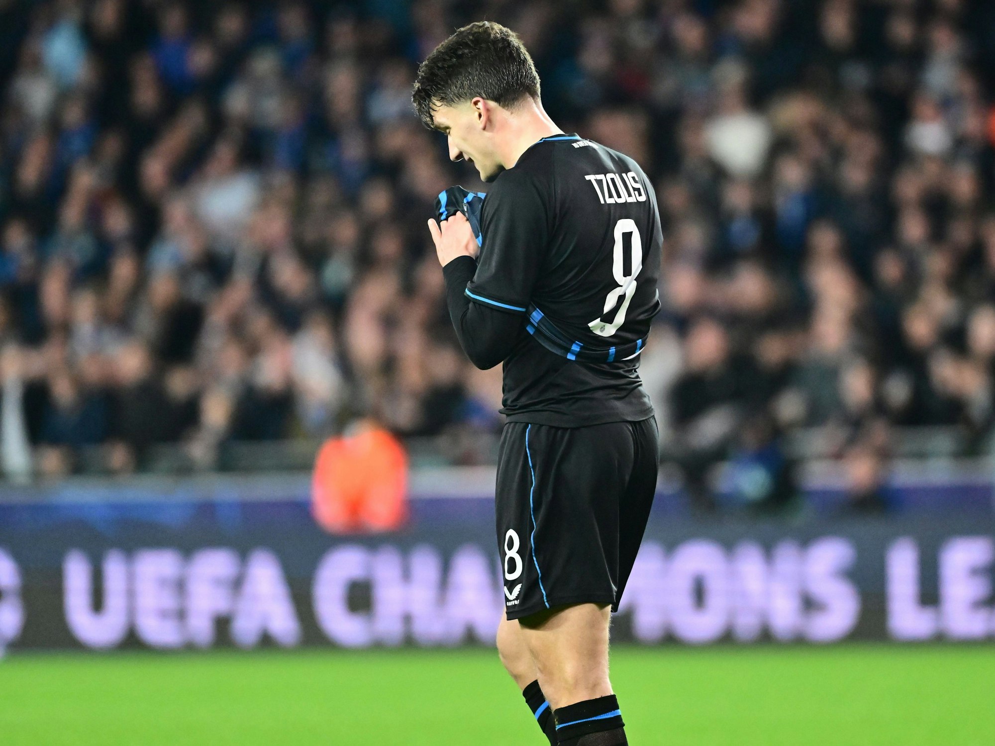 Christos Tzolis ärgert sich nach seinem Eigentor.