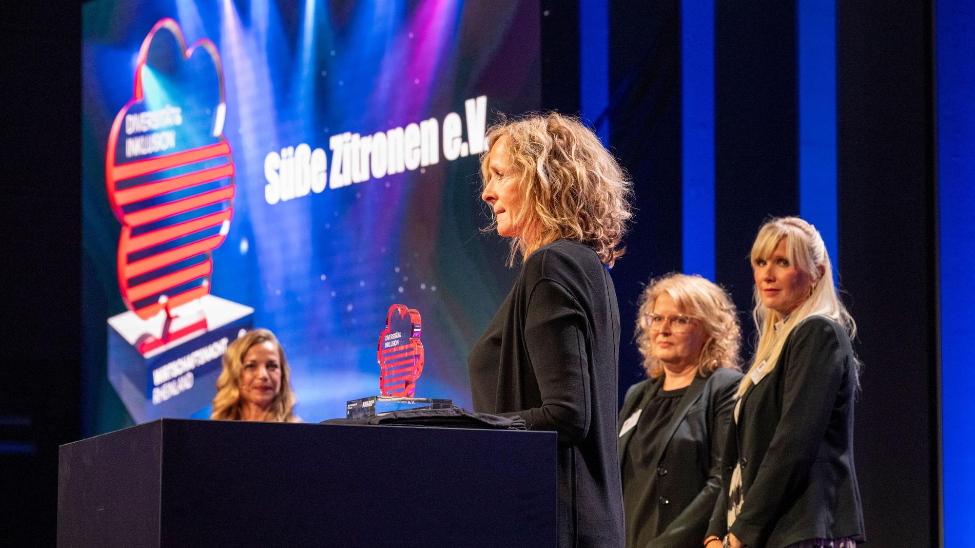Herausgeberin Isabella Neven DuMont hielt die Laudatio für den Sonderpreis: „Der Verein ‚Süße Zitronen‘ trägt dazu bei, dass ein buntes und vielfältiges Köln entstehen kann, eine Stadt, in der die unterschiedlichen Fähigkeiten und Bedürfnisse junger Menschen nicht als Abweichung, sondern als wertvolle Ressource angesehen werden“, sagte sie.