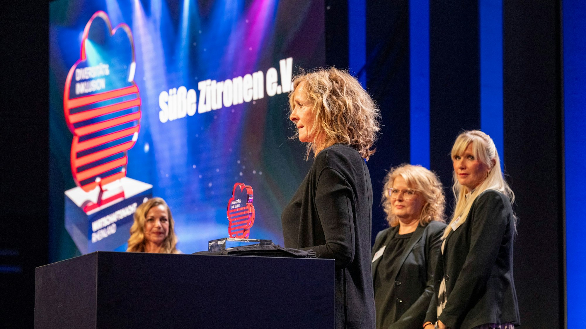 Herausgeberin Isabella Neven DuMont hielt die Laudatio für den Sonderpreis: „Der Verein ‚Süße Zitronen‘ trägt dazu bei, dass ein buntes und vielfältiges Köln entstehen kann, eine Stadt, in der die unterschiedlichen Fähigkeiten und Bedürfnisse junger Menschen nicht als Abweichung, sondern als wertvolle Ressource angesehen werden“, sagte sie.