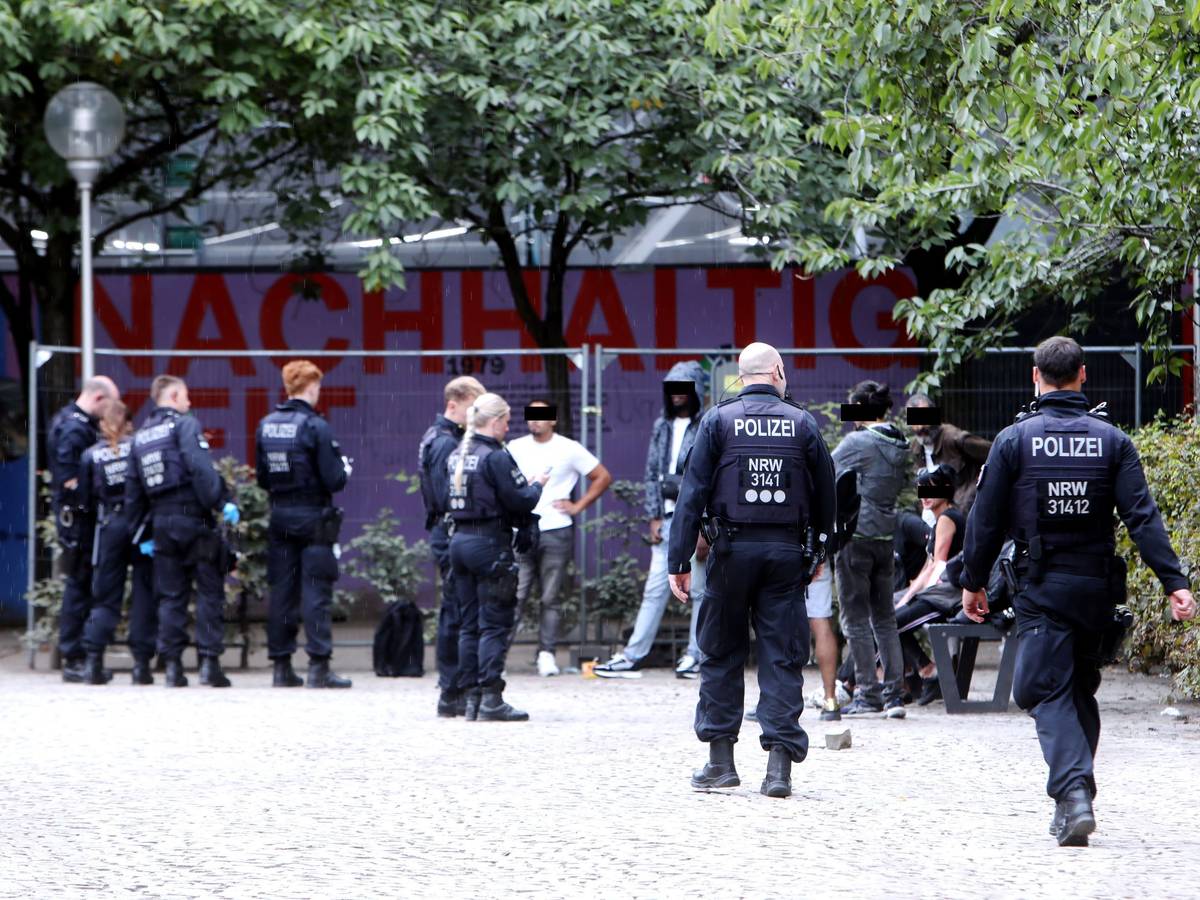 Die Polizei ist am Neumarkt in der Kölner Innenstadt im Dauereinsatz.