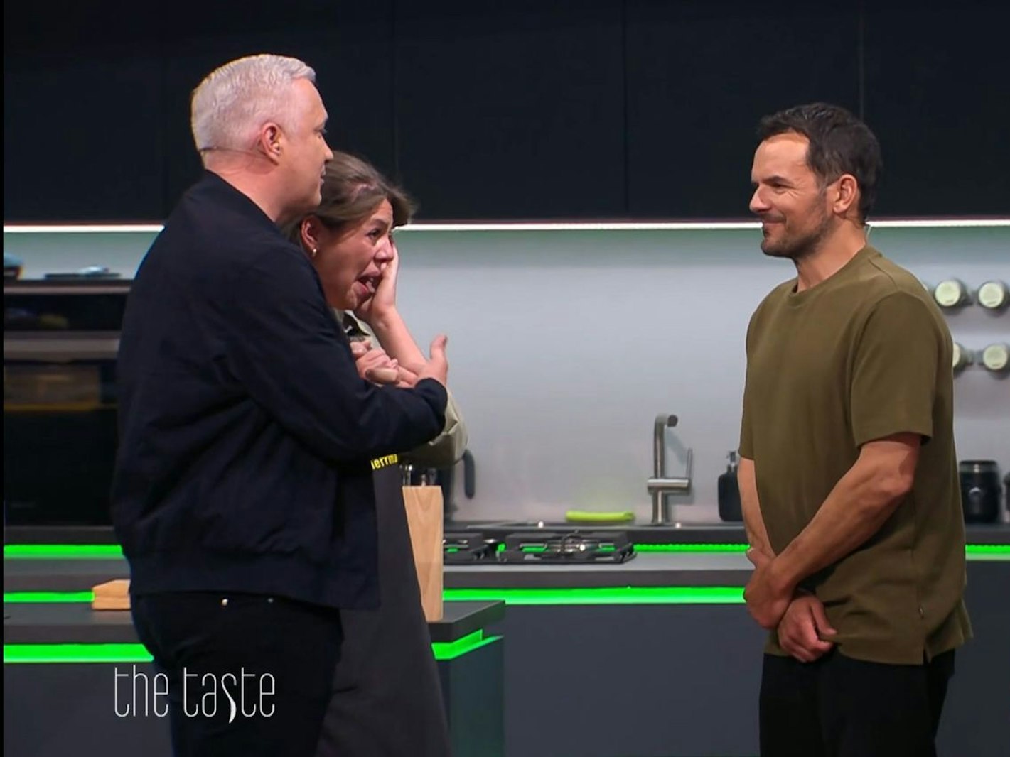 Die Tränen stehen Sandra schon im Gesicht. Doch dann „rettet“ sie Steffen Henssler. Er holt die Rauswurf-Kandidatin in sein Team. (Bild: Joyn/Screenshot)