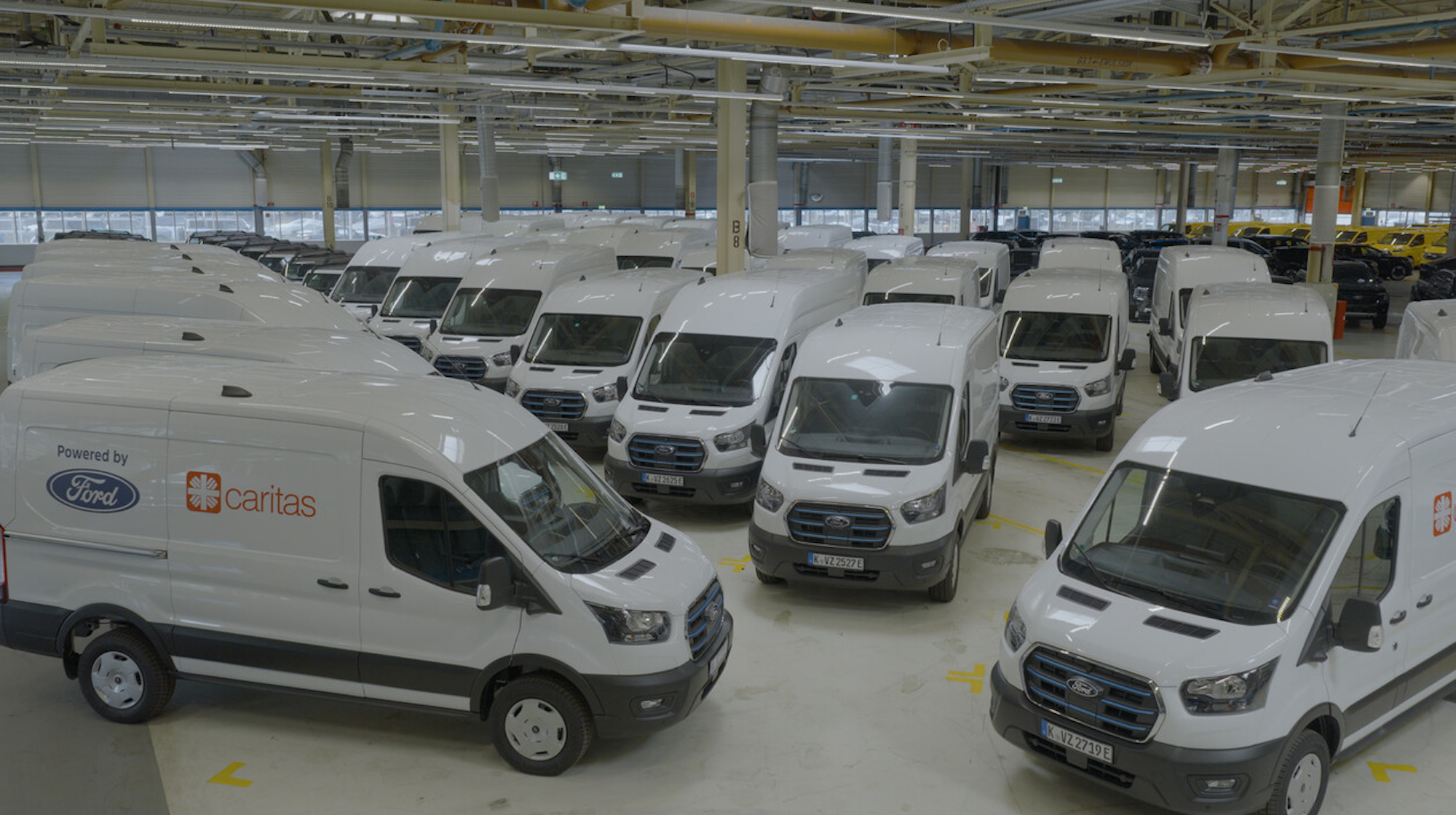 Ford übergibt 100 elektrische Ford Transit an sechs Wohltätigkeitsorganisationen.