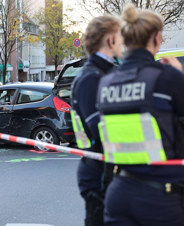 Ende einer Flucht in Köln-Vingst. Der Fiesta prallte vor einen Poller und wurde dabei stark beschädigt.