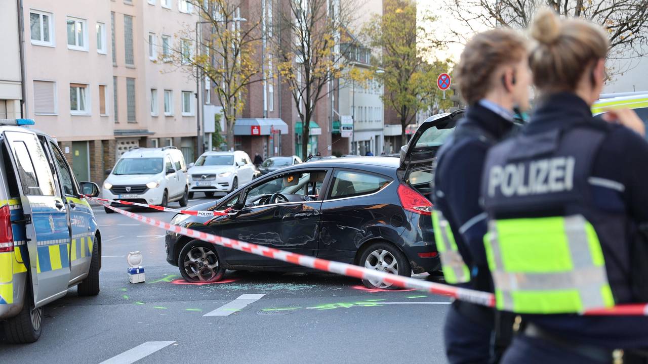 Ende einer Flucht in Köln-Vingst. Der Fiesta prallte vor einen Poller und wurde dabei stark beschädigt.