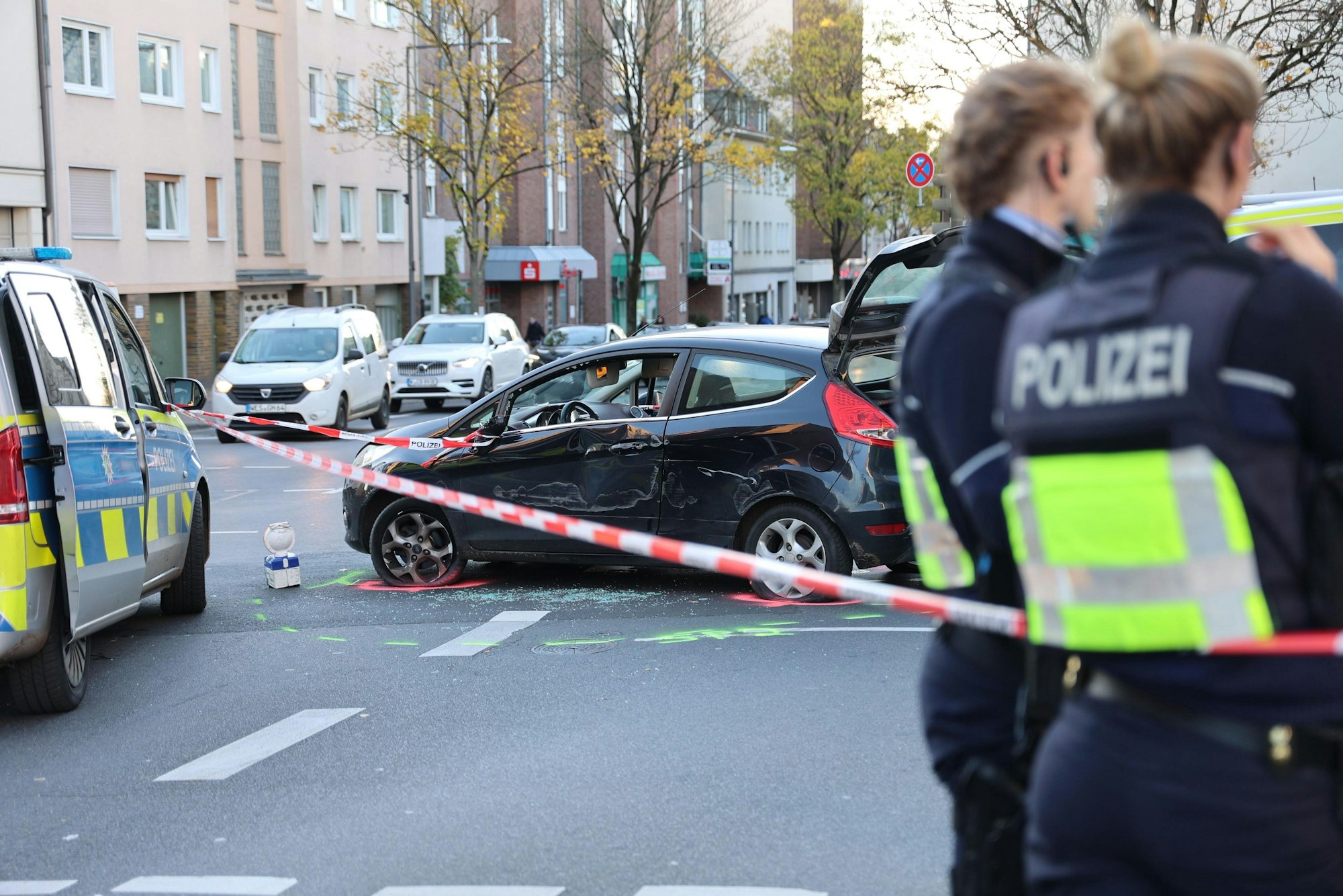 Ende einer Flucht in Köln-Vingst. Der Fiesta prallte vor einen Poller und wurde dabei stark beschädigt.