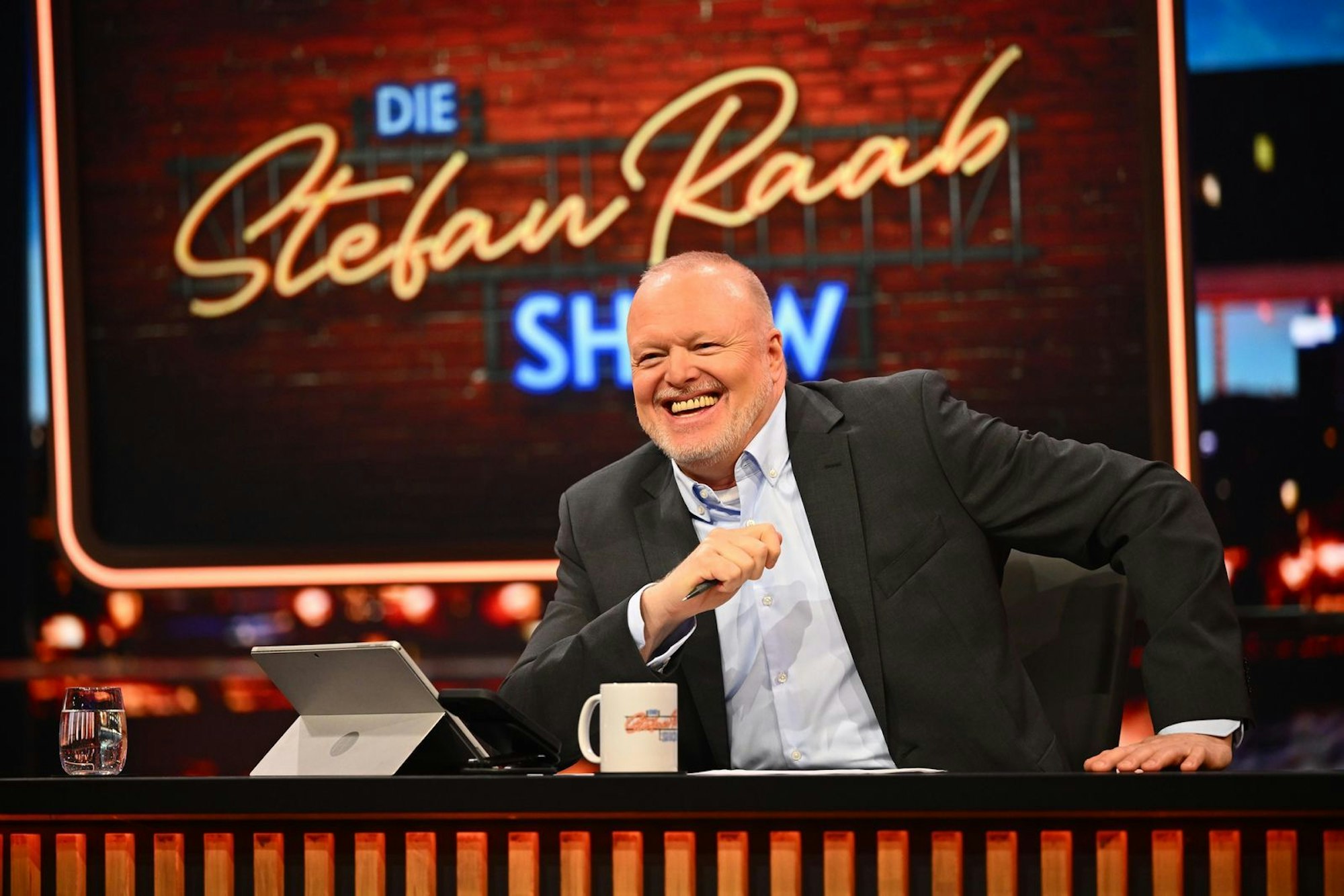 In der neusten Ausgabe seiner Show empfing Stefan Raab gleich zwei Gäste. (Bild: RTL / Raab Entertainment / Willi Weber)