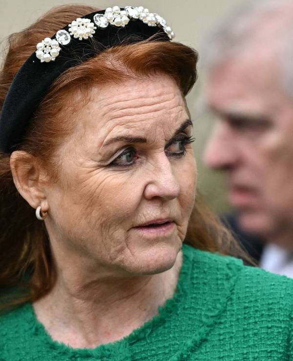 Sarah „Fergie“ Ferguson schaut zur Seite.