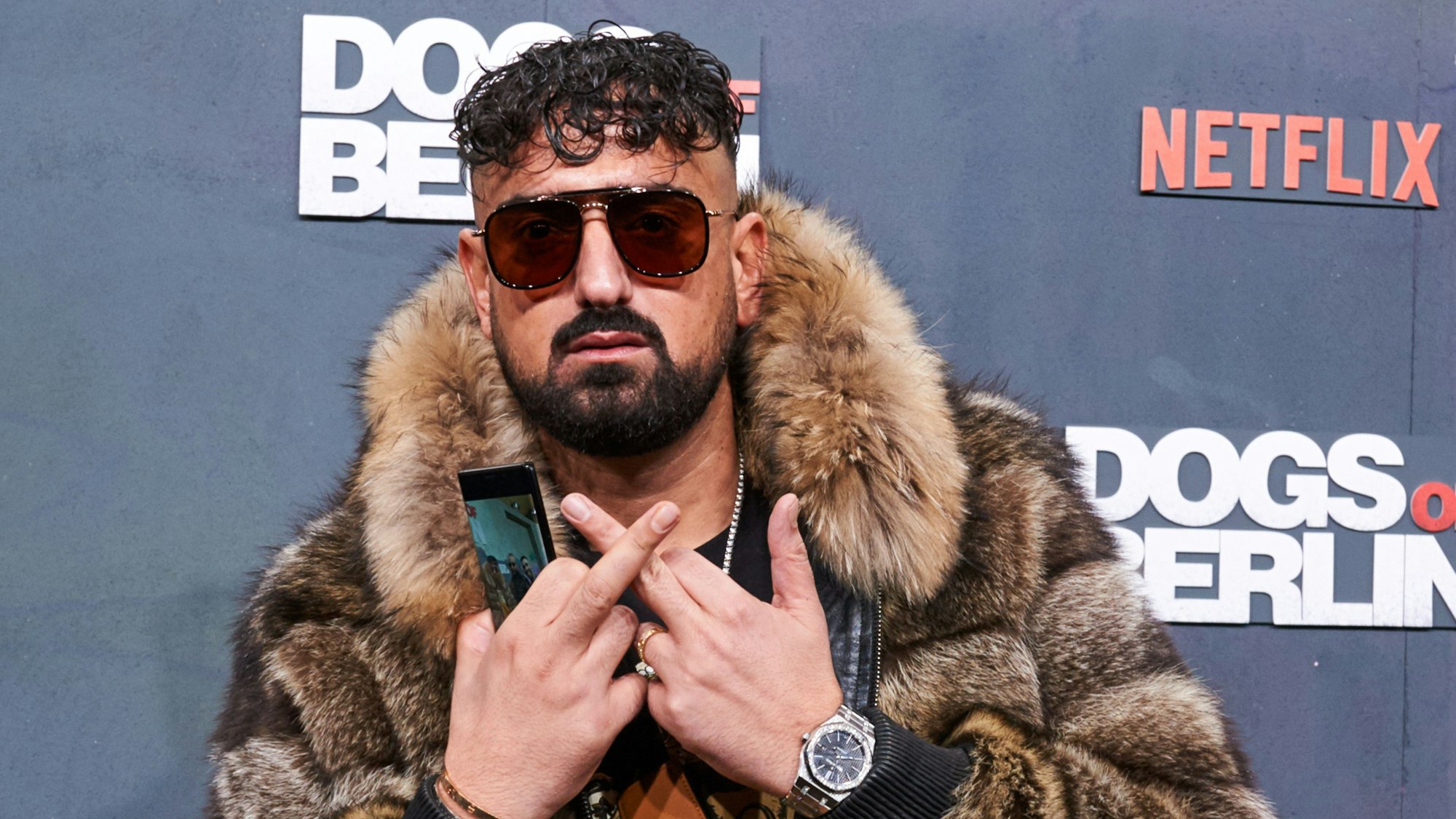 ARCHIV - 06.12.2018, Berlin: Der Rapper Haftbefehl bei der Premiere des Filmes «Dogs of Berlin» im Berliner Kino International. (zu dpa: «Stadtschülerrat will Rapper Haftbefehl im Lehrplan sehen») Foto: Annette Riedl/dpa +++ dpa-Bildfunk +++