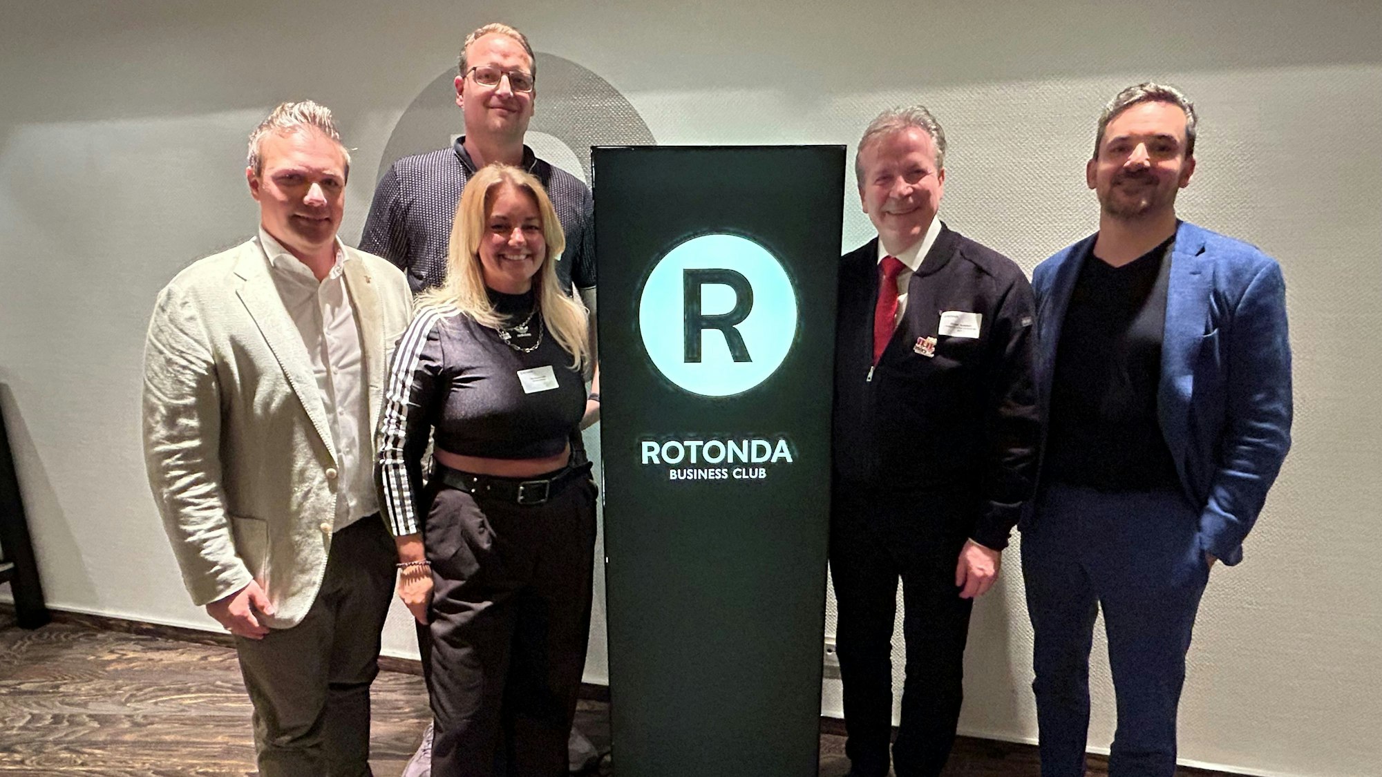 Michael Gerhold, Nici Kempermann, Tino Fastabend, Christoph Kuckelkorn und Björn Lindert stehen beisammen.