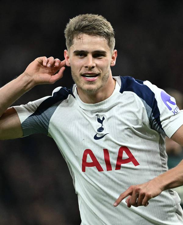 Micky van de Ven jubelt nach seinem Traumtor für Tottenham in der Champions League.