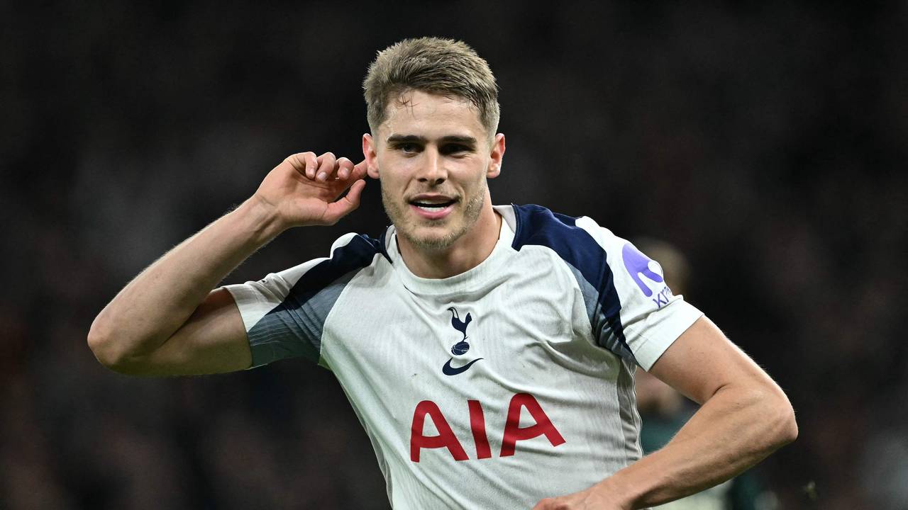Micky van de Ven jubelt nach seinem Traumtor für Tottenham in der Champions League.