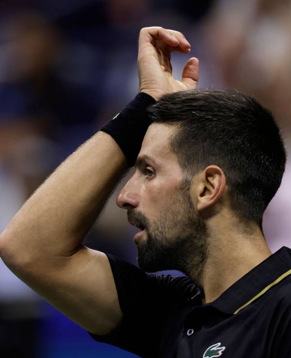 Novak Djokovic wischt sich Schweiß von der Stirn.