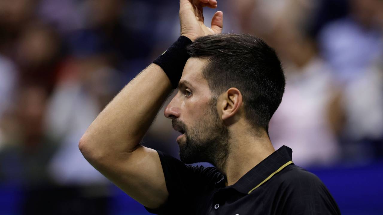 Novak Djokovic wischt sich Schweiß von der Stirn.
