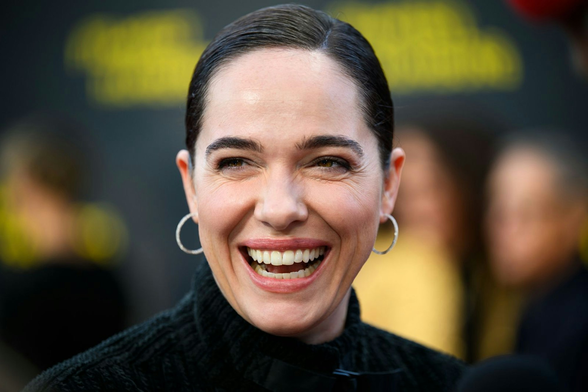 Verena Altenberger (37) ist eine politisch und gesellschaftlich engagierte Schauspielerin. Nun ist die ehemalige Müncher „Polizeiruf 110“-Kommissarin im ZDF-Zweiteiler „Sturm kommt auf“ zu sehen. Der Film von Matti Geschonneck (“Die Wannseekonferenz“) erzählt vom Aufkommen des Faschismus in der bayerischen Provinz nach dem Ersten Weltkrieg. (Bild: 2025 Getty Images/Gregor Fischer)