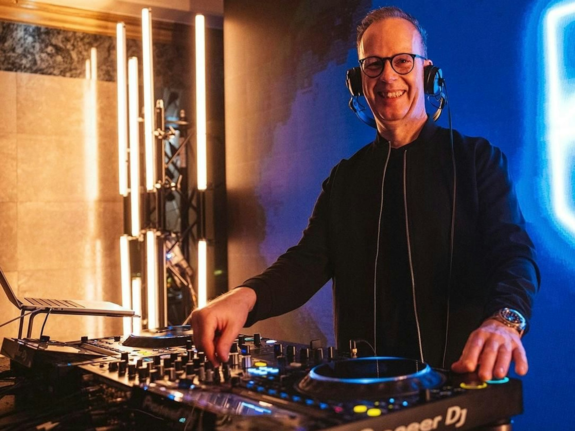 DJ René Pera steht am Mischpult.