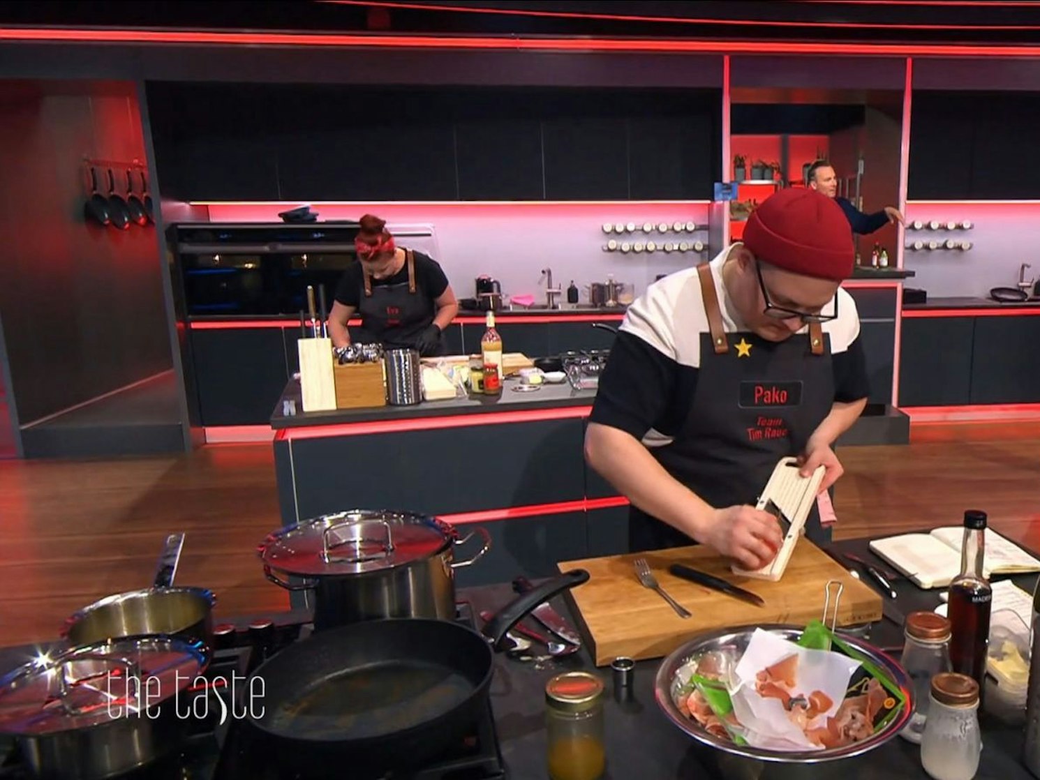 Um ihn führt in der neuen „The Taste“-Staffel kein Weg herum: Paco ist jetzt schon ein Star am Herd. Er erhält drei neue Stern-Auszeichnungen dazu. (Bild: Joyn/Screenshot)