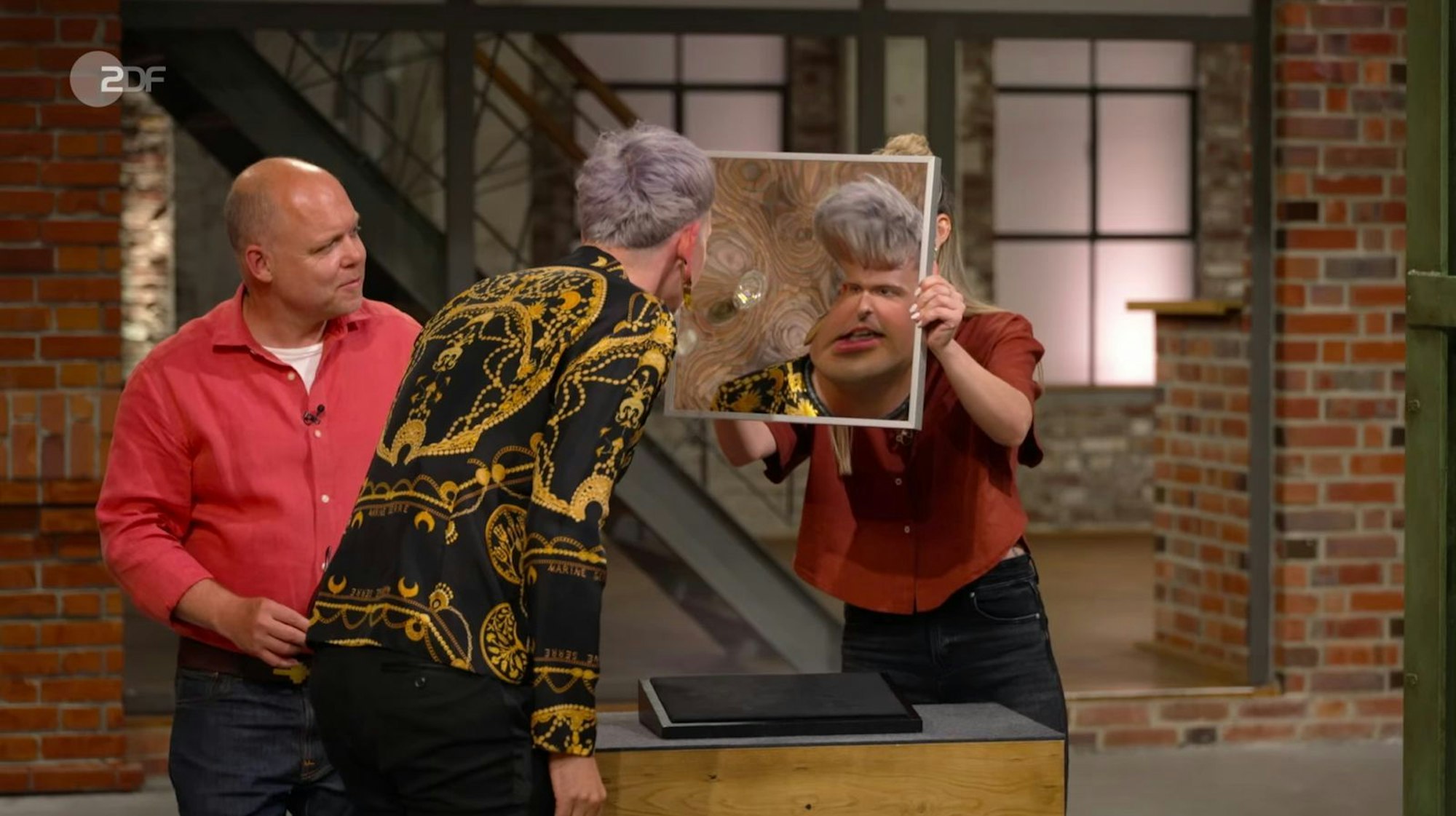 „Der spielt mit dem eigenen Selbstbild“, bemerkte Fabian Kahl als erster Händler beim Blick in den Spiegel. (Bild: ZDF)