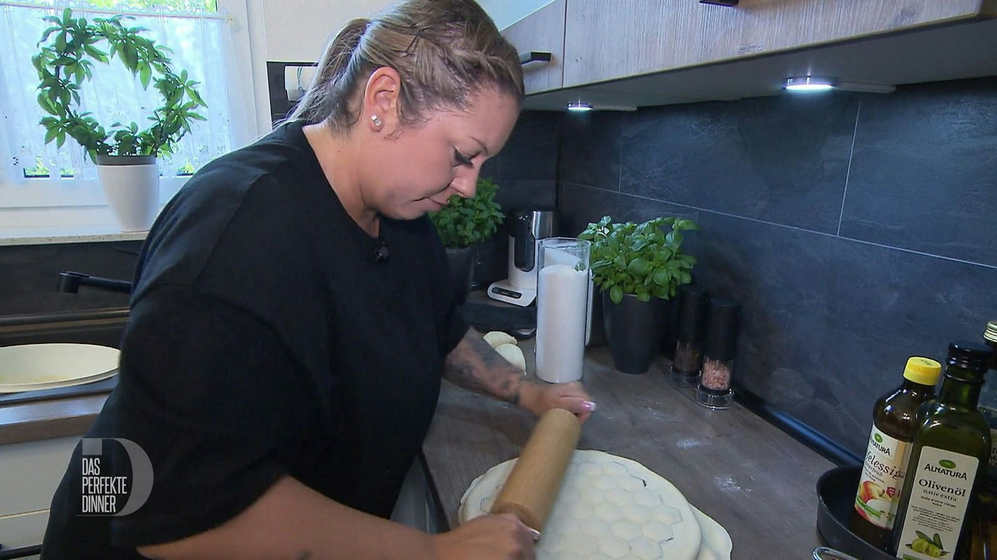 Statt der erwarteten italienischen Pasta gibt es bei Steffi russische Pelmeni.
(Bild: RTL)