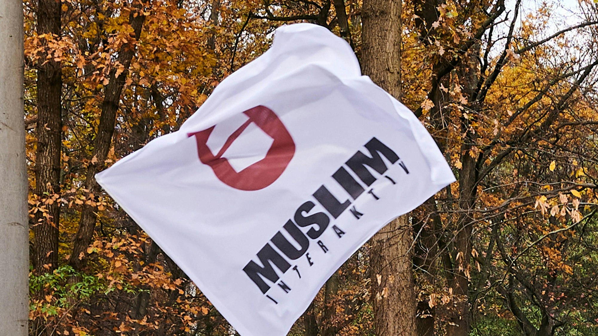 „Muslim Interaktiv“ steht auf einer Fahne.