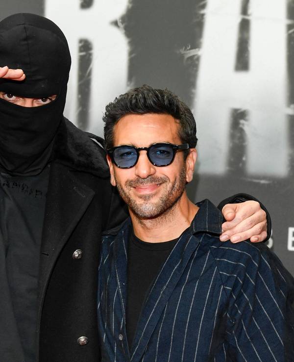 Haftbefehl mit Sturmhaube und Elyas M'Barek bei der Netflix-Premiere.