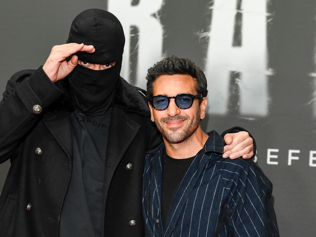 Haftbefehl mit Sturmhaube und Elyas M'Barek bei der Netflix-Premiere.