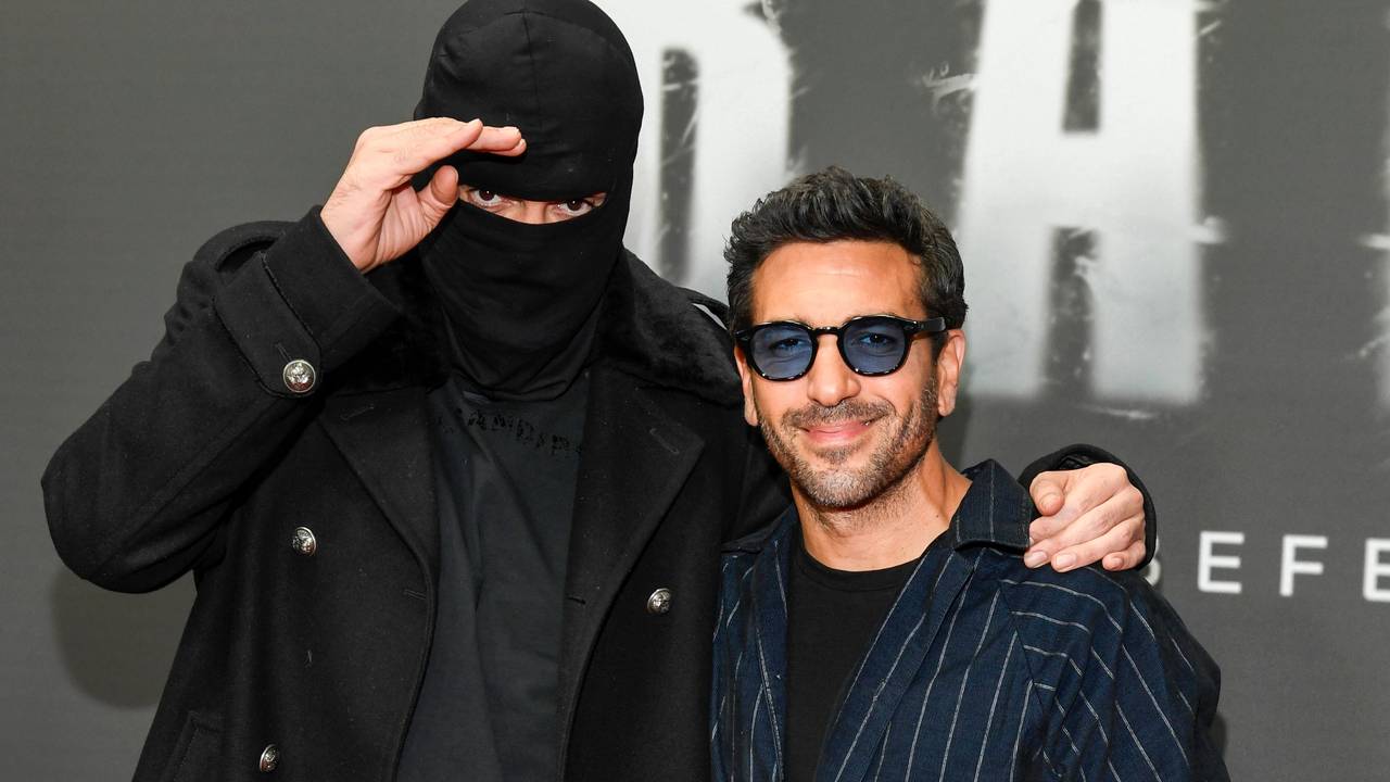 Haftbefehl mit Sturmhaube und Elyas M'Barek bei der Netflix-Premiere.